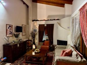 a living room with a couch and a table at Sissy sweet Home in Elátia