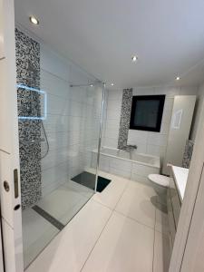 Et badeværelse på Maison moderne Villa + 34 billeder