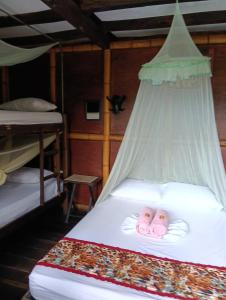 Ένα ή περισσότερα κρεβάτια σε δωμάτιο στο La Natura Hostel & Pool