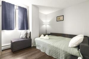 Postel nebo postele na pokoji v ubytování Chic & Spacious 2BR at Stampede with Parking, AC