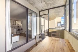 Kuchyň nebo kuchyňský kout v ubytování Chic & Spacious 2BR at Stampede with Parking, AC