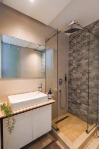 um banheiro com pia e chuveiro em Relax & Sea View à 2 Pas de la Marina em Tânger mais 27 fotografias