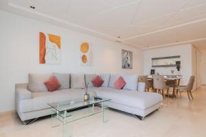 uma sala de estar com um sofá e uma mesa em Relax & Sea View à 2 Pas de la Marina em Tânger