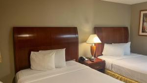 Postel nebo postele na pokoji v ubytování Studio 6 Victorville, CA Civic Center Route 66