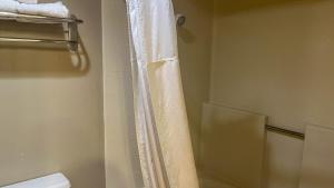 Koupelna v ubytování Studio 6 Victorville, CA Civic Center Route 66 + 15 fotografií