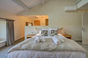 Кровать или кровати в номере Chambres d'hôte Le Mas Laurent