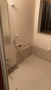 ŌwadaにあるHostel Inn かすみがうら 仁左ェ門の部屋に洗面台とトイレが付いたバスルーム +9枚の写真