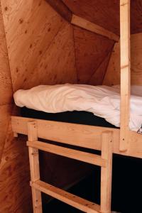 een klein stapelbed in een houten hut bij Prêt-à-camper, dôme in La Tuque