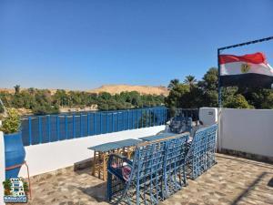 Una bandera en un balcón con una mesa y una bandera. en Nubian Lotus, en Asuán