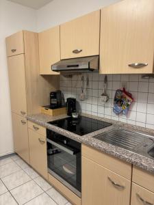 eine Küche mit Holzschränken und einem Herdofen in der Unterkunft Willi in Willroth