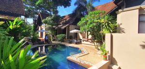 Πισίνα στο ή κοντά στο Montra Resort