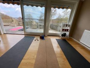 Kungsbacka Företagsbostad في كونغْسباكا: غرفة بها نافذتان كبيرتان وسجادتان كبيرتان