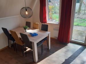 Χώρος καθιστικού στο Rustig huis op park in Overijssel