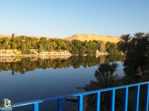 vistas a un lago con palmeras y montañas en Nubian Lotus, en Asuán 290 fotos más