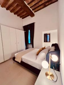 a bedroom with a large bed and two lamps on a table at Apartment in the historic center of Perugia in Perugia