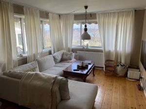 Kungsbacka Företagsbostad في كونغْسباكا: غرفة معيشة بها أريكة وطاولة