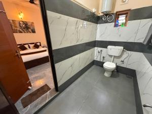 ein Badezimmer mit Toilette und Dusche in der Unterkunft Ethnic Family Spot Wayanad in Kenichira + 109 Fotos