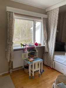 Kungsbacka Företagsbostad في كونغْسباكا: غرفة بها نافذة وطاولة وسرير