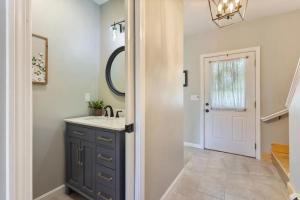 un baño con lavabo y espejo en Designer home sleeps 10 winter water views, en South Portland 19 fotos más