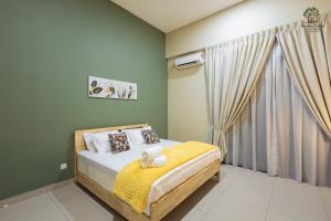 En eller flere senge i et værelse på Ruang Temu Homestay Seremban