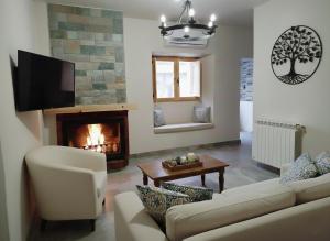 克萨达Cazorla Rural的带沙发和壁炉的客厅