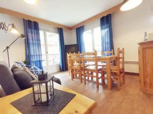 ein Wohnzimmer mit Esstisch und Stühlen in der Unterkunft Grand Panorama in Saint-Gervais-les-Bains
