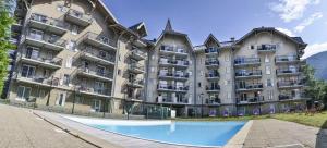 ein großes Apartmenthaus mit Pool in der Unterkunft Grand Panorama in Saint-Gervais-les-Bains