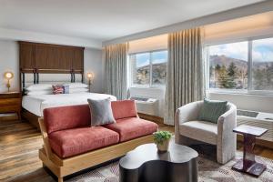 パークシティにあるHotel Thaynes, Park City, a Tribute Portfolio Hotelのベッドとソファと椅子のある寝室 +47枚の写真