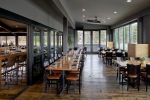 パークシティにあるHotel Thaynes, Park City, a Tribute Portfolio Hotelのテーブルと椅子と窓のあるダイニングルーム