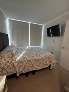 En eller flere senge i et værelse på Depto Excelente Ubicacion con Estacionamiento