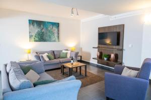 un soggiorno con due divani e una TV di Lipno Stories a Lipno nad Vltavou