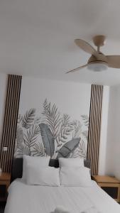 Ένα ή περισσότερα κρεβάτια σε δωμάτιο στο Petit Havre de Paix