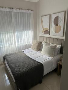 Un pat sau paturi într-o cameră la Remote Work Haven 15 Minutes from the Beach