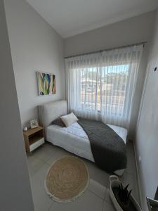 Un pat sau paturi într-o cameră la Remote Work Haven 15 Minutes from the Beach