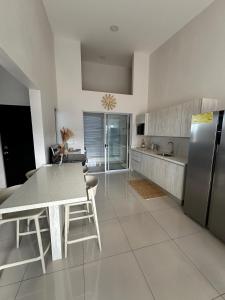 O bucătărie sau chicinetă la Remote Work Haven 15 Minutes from the Beach