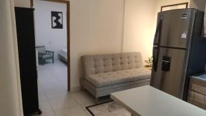 uma sala de estar com um sofá e uma geladeira em Consentir apto 2 alcobas em Pereira