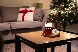 un soggiorno con albero di Natale e tavolino da caffè di Lipno Stories a Lipno nad Vltavou