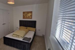 Ένα ή περισσότερα κρεβάτια σε δωμάτιο στο Peterborough - House - Sleeps 8 - Parking - Garden