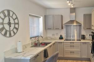 Η κουζίνα ή μικρή κουζίνα στο Peterborough - House - Sleeps 8 - Parking - Garden