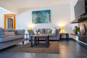 un soggiorno con due divani e un tavolo di Lipno Stories a Lipno nad Vltavou Altre 29 foto