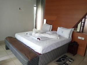 布科巴WalkGard WestLand HOTEl的两张带白色床单和枕头的床。