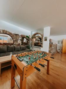 a table with a chess board on it in a living room at Geräumige Ferienwohnung nah am Rhein & Marktplatz in Boppard