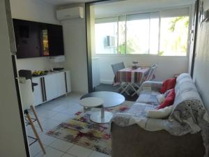 una sala de estar con un sofá y una mesa en Bonite, en Les Trois-Îlets