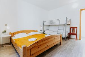 a bedroom with a wooden bed and a bunk bed at Geräumige Ferienwohnung nah am Rhein & Marktplatz in Boppard