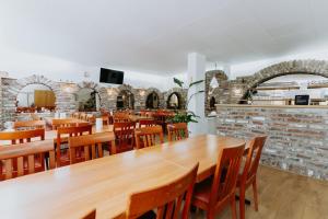 a dining room with wooden tables and chairs at Geräumige Ferienwohnung nah am Rhein & Marktplatz in Boppard