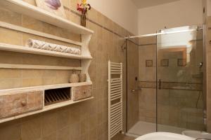 Room & Breakfast La Dimora في سولمونا: حمام مع دش زجاجي ومرحاض