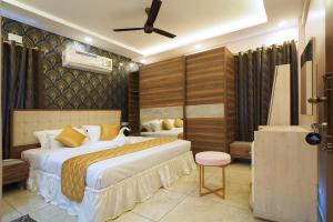 En eller flere senge i et værelse på THOPPIL LAKE RESIDENCY Inn