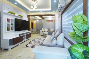 Et tv og/eller underholdning på THOPPIL LAKE RESIDENCY Inn + 31 billeder