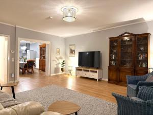 Et tv og/eller underholdning på Großzügige Maisonette-Ferienwohnung im Herzen von Celle mit einem tollen Stadtblick