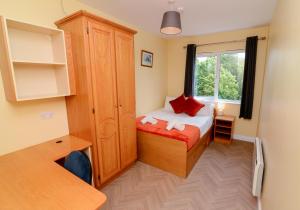 een kleine slaapkamer met een bed en een raam bij Dunaras Holiday Village in Galway